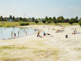 Badesee mit Blick auf Kernkraftwerk Biblis, Hessen, Foto: © Thorsten Klapsch
