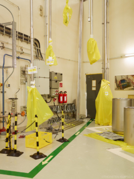 Radioaktiv kontaminierte Werkzeuge, Reaktorgebäude, Kernkraftwerk Unterweser, Niedersachsen, Foto: © Thorsten Klapsch