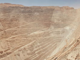 Mit ca. 4300 m Länge, 3000 m Breite und 1100 m Tiefe ist der Kupfertagebau Chuquicamata eines der größten, von Menschen geschaffenen Löcher der Erde. Foto: © Thorsten Klapsch
