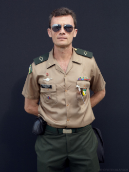 Excuse me, Sir - Internationaler Rüstungshandel und Präsentation von Militärtechnologie, ILA, Berlin, Foto: © Thorsten Klapsch