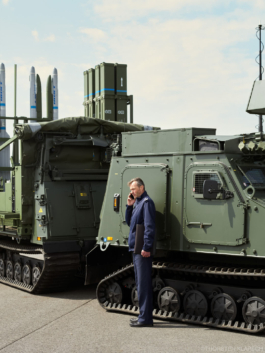 Excuse me, Sir - Internationaler Rüstungshandel und Präsentation von Militärtechnologie, ILA, Berlin, Foto: © Thorsten Klapsch