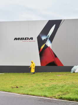 Excuse me, Sir - Internationaler Rüstungshandel und Präsentation von Militärtechnologie, ILA, Berlin, Foto: © Thorsten Klapsch