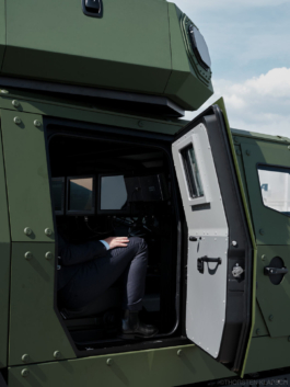 Excuse me, Sir - Internationaler Rüstungshandel und Präsentation von Militärtechnologie, ILA, Berlin, Foto: © Thorsten Klapsch