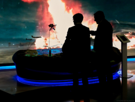 Excuse me, Sir - Internationaler Rüstungshandel und Präsentation von Militärtechnologie, ILA, Berlin, Foto: © Thorsten Klapsch