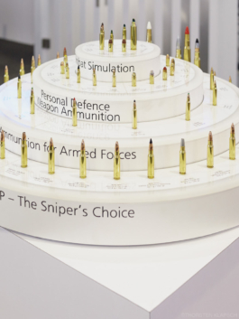 Excuse me, Sir - Internationaler Rüstungshandel und Präsentation von Militärtechnologie, ILA, Berlin, Foto: © Thorsten Klapsch