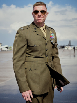 Excuse me, Sir - Internationaler Rüstungshandel und Präsentation von Militärtechnologie, ILA, Berlin, Foto: © Thorsten Klapsch