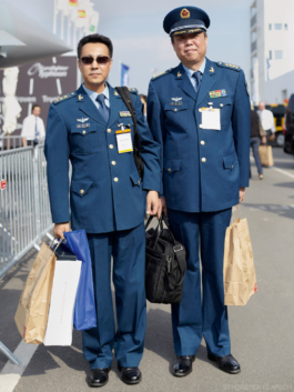 Excuse me, Sir - Internationaler Rüstungshandel und Präsentation von Militärtechnologie, ILA, Berlin, Foto: © Thorsten Klapsch