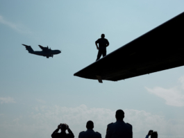 Excuse me, Sir - Internationaler Rüstungshandel und Präsentation von Militärtechnologie, ILA, Berlin, Foto: © Thorsten Klapsch