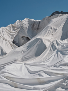 Planen bedecken Teile des Rhonegletschers, um ihn vor dem weiteren Abschmelzen zu schützen, Rhonegletscher, Schweiz, 2022, Foto: © Thorsten Klapsch